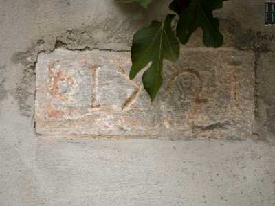 Veniamo attratti da una piccola lastra in pietra con caratteri rossi che si trova sulla finestrella. A prima vista leggiamo una data, il 1701, forse l�anno dell�edificazione della chiesa. Ma potrebbero essere anche lettere dell�alfabeto greco: sembra l�acronimo ΙΧΘΥΣ, che veniva usato ai primordi del Cristianesimo per indicare Ges�